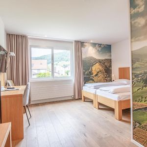 Zimmer mit Kingsize-Bett